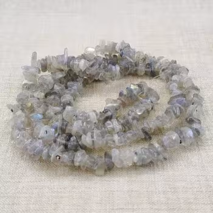 ریسه سنگ لابرادوریت روشن شکسته (طول ریسه 40 سانتیمتر است)