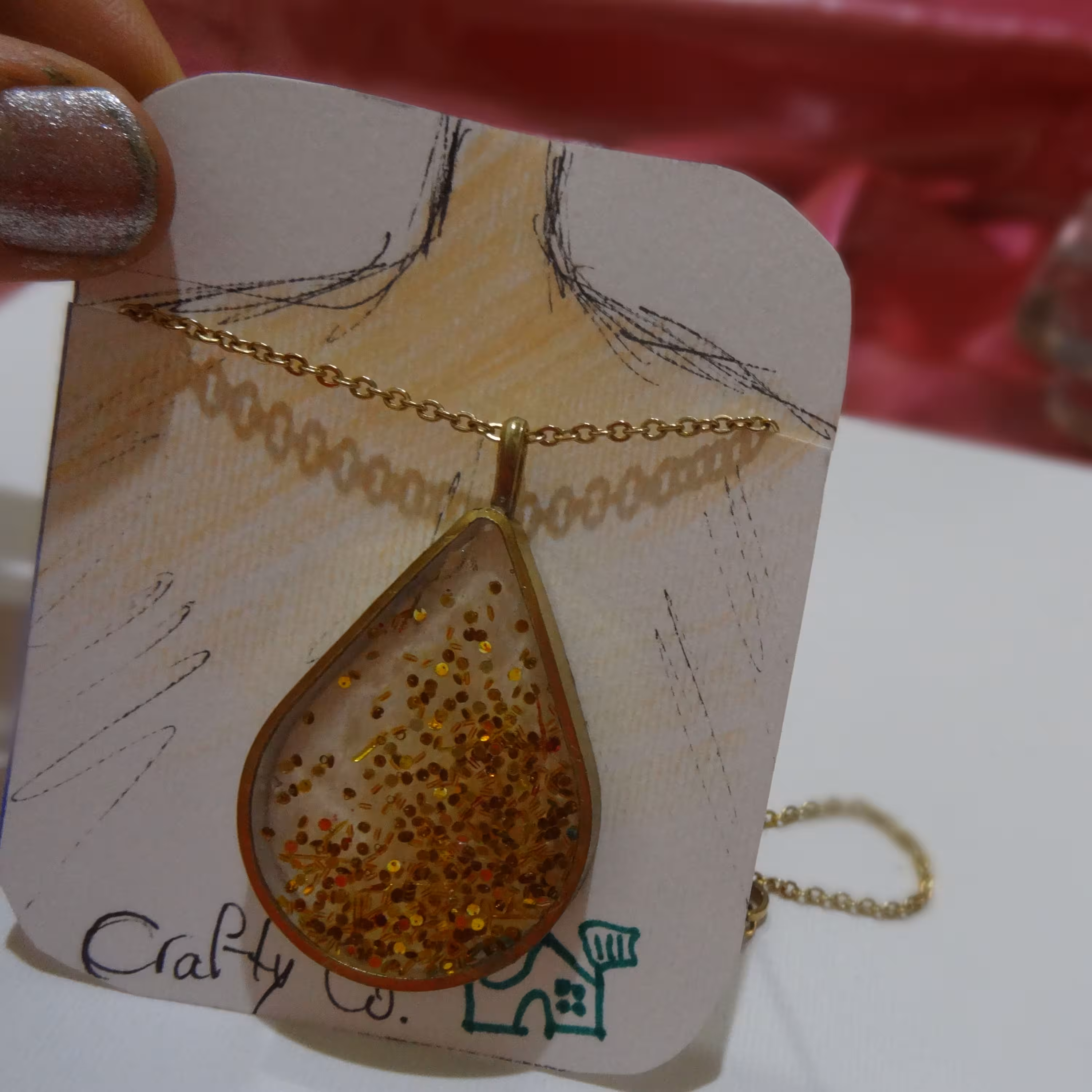 گردنبند رزینی قاب طلایی رنگ ثابت طرح اشک با پولک طلایی