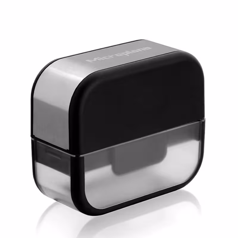 سیر خردکن میکروپلن Microplane مدل 48914E | طراحی جمع‌وجور و کاربردی | مناسب برای خردکردن سریع سیر تازه | تیغه فولادی ضدزنگ با برش دقیق | بدنه پلاستیکی مقاوم | قابل شست‌وشو در ماشین ظرفشویی