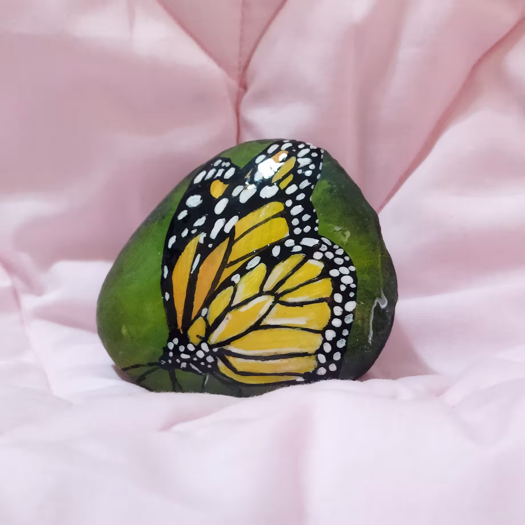 نقاشی روی سنگ طرح پروانه زرد