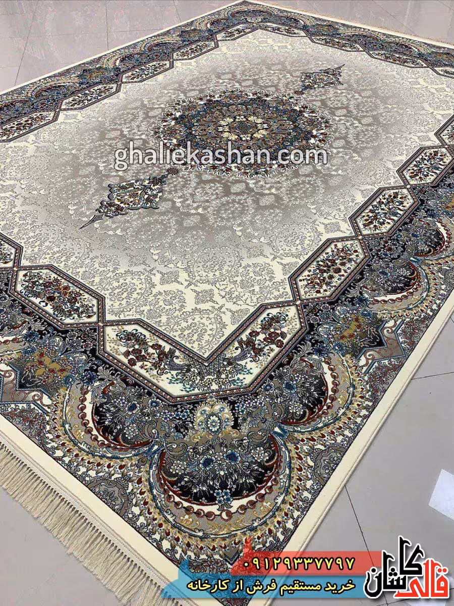 فرش 700 شانه طرح هالیدی زمینه کرم کاشان