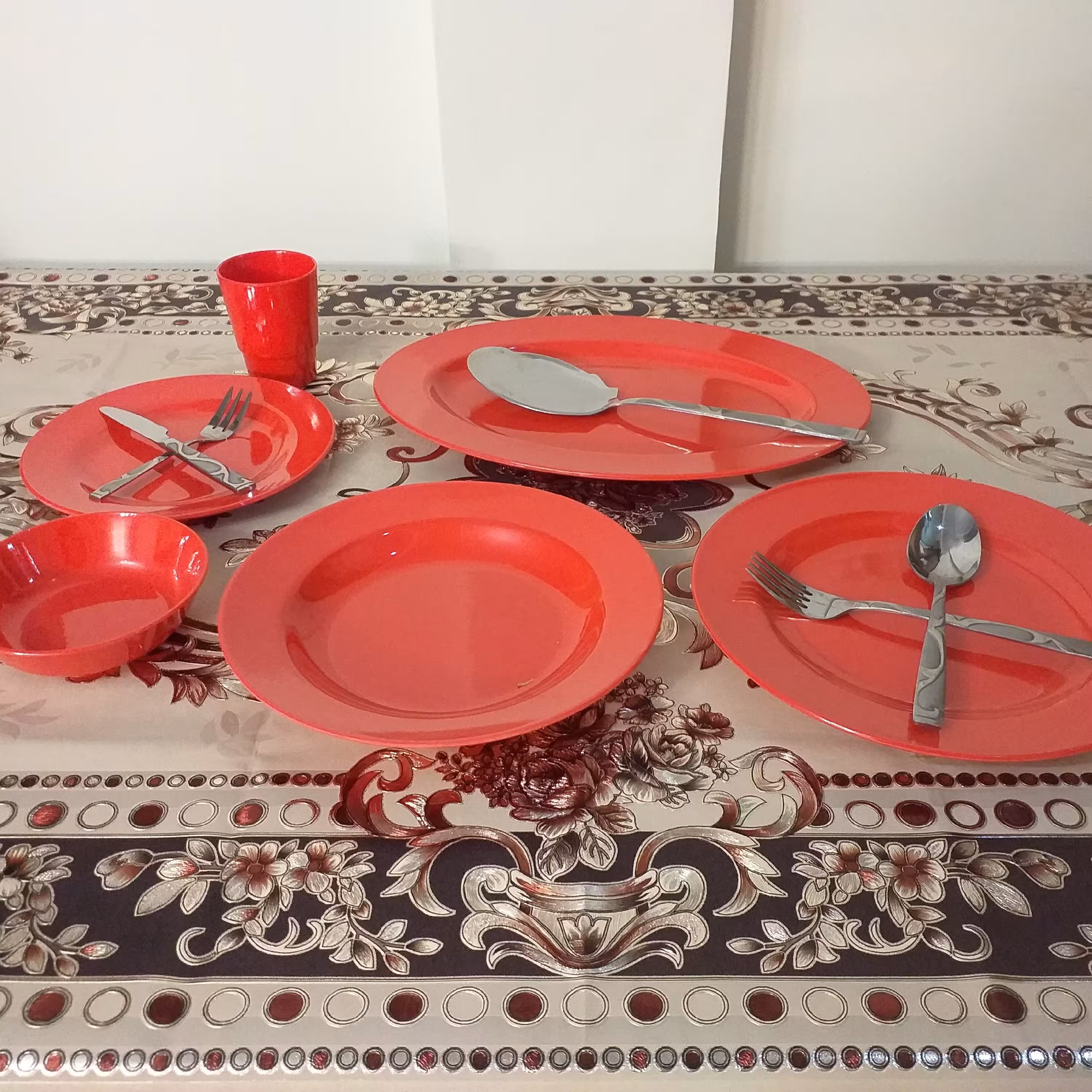 سرویس 26 پارچه ملامین نشکن رنگ قرمز