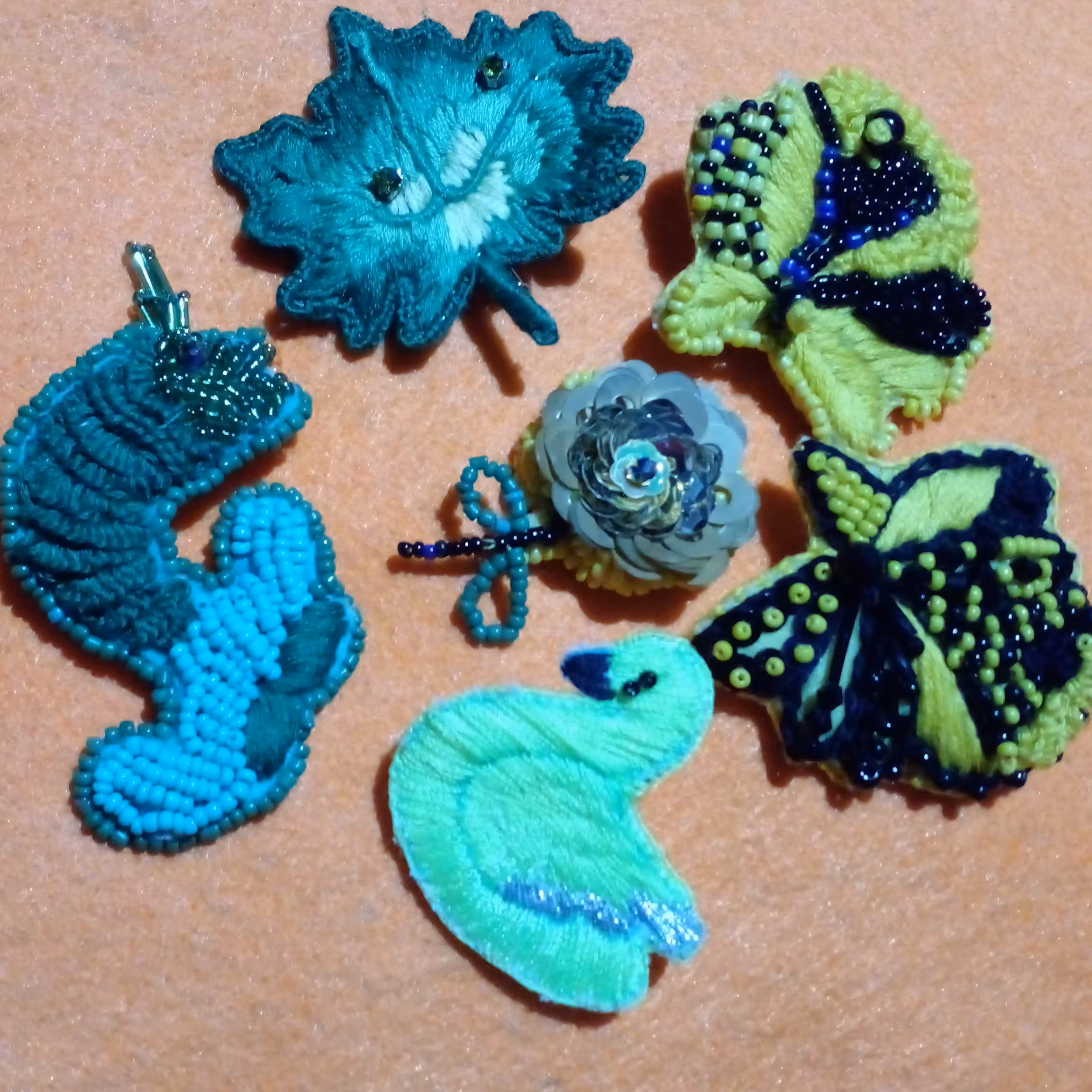 گلدوزی.پولک دوزی.گل سینه های رنگی