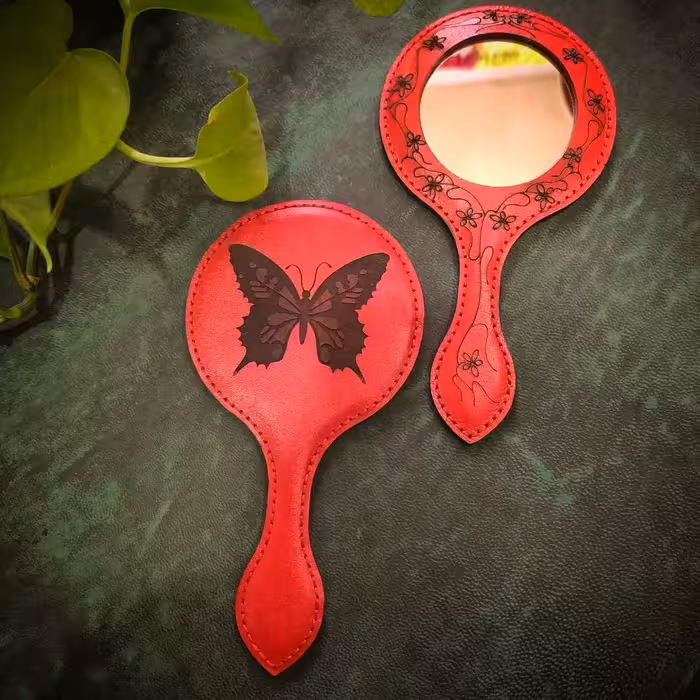 آینه چرمی  دسته دار ترکیب چرم و چوب یکار دلبر و فانتزی