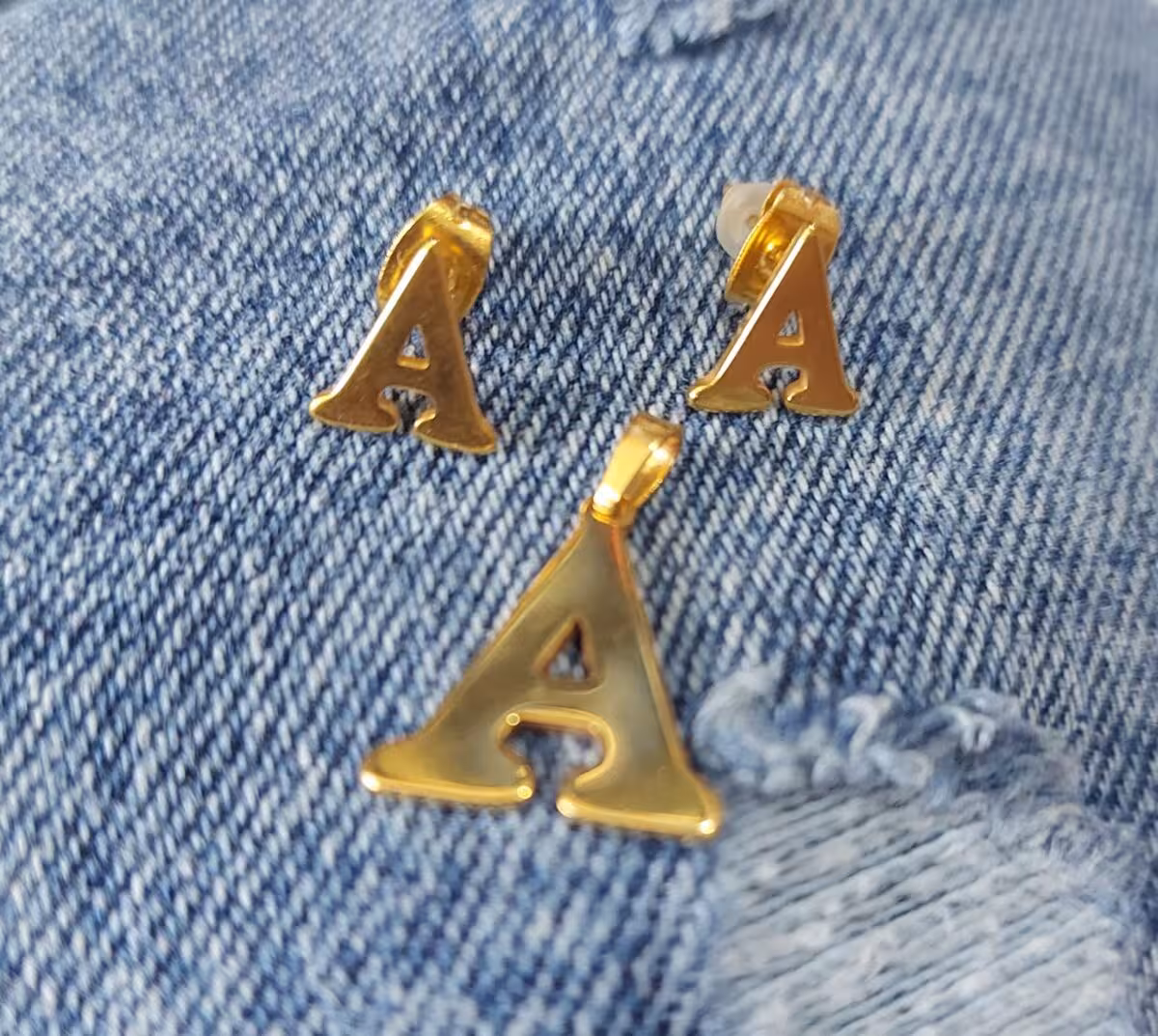 ست پلاک و گوشواره طرح A طلایی کد R-424