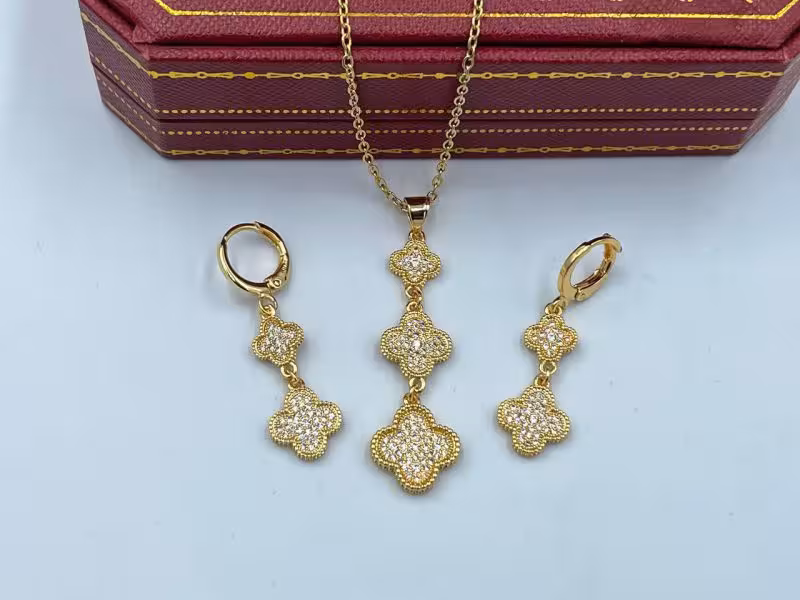 نیم ست ونکلیف نگین کاری در دو رنگ طلایی و نقره ای