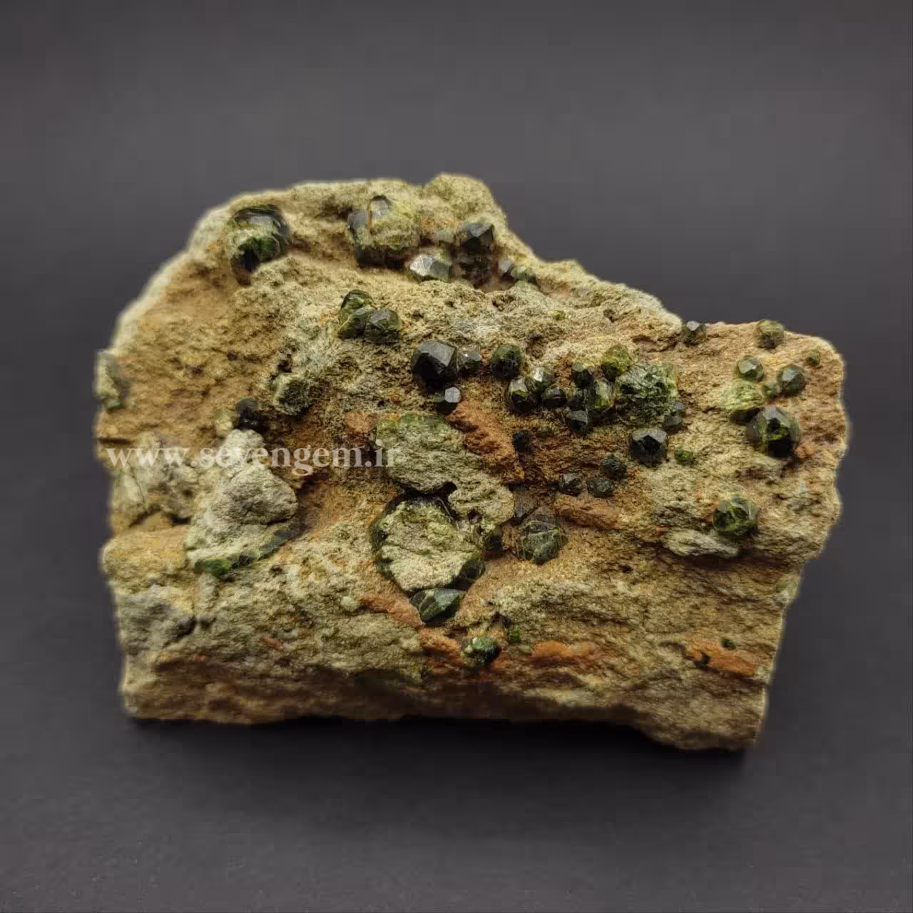 گارنت سبز بر روی بستر (کد26)