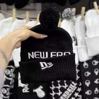 کلاه بافت پوم دار new era مشکی
