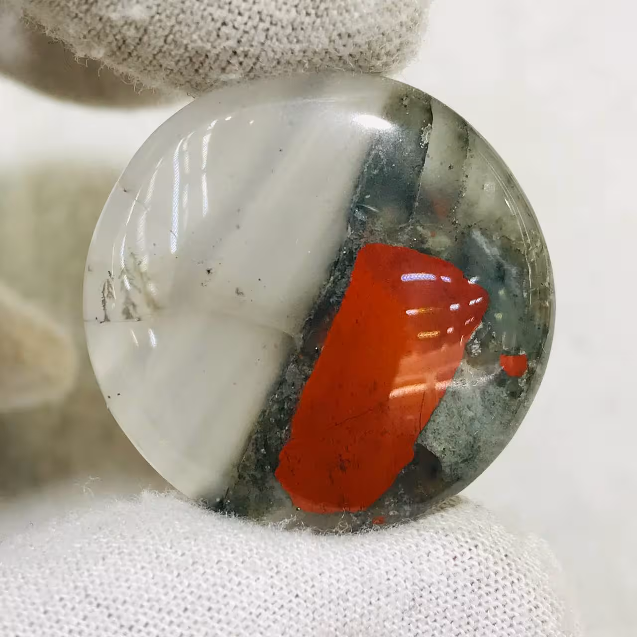 نگین سنگ خون سبز قرمز اصل هند تراش برلیان سایز 29*29