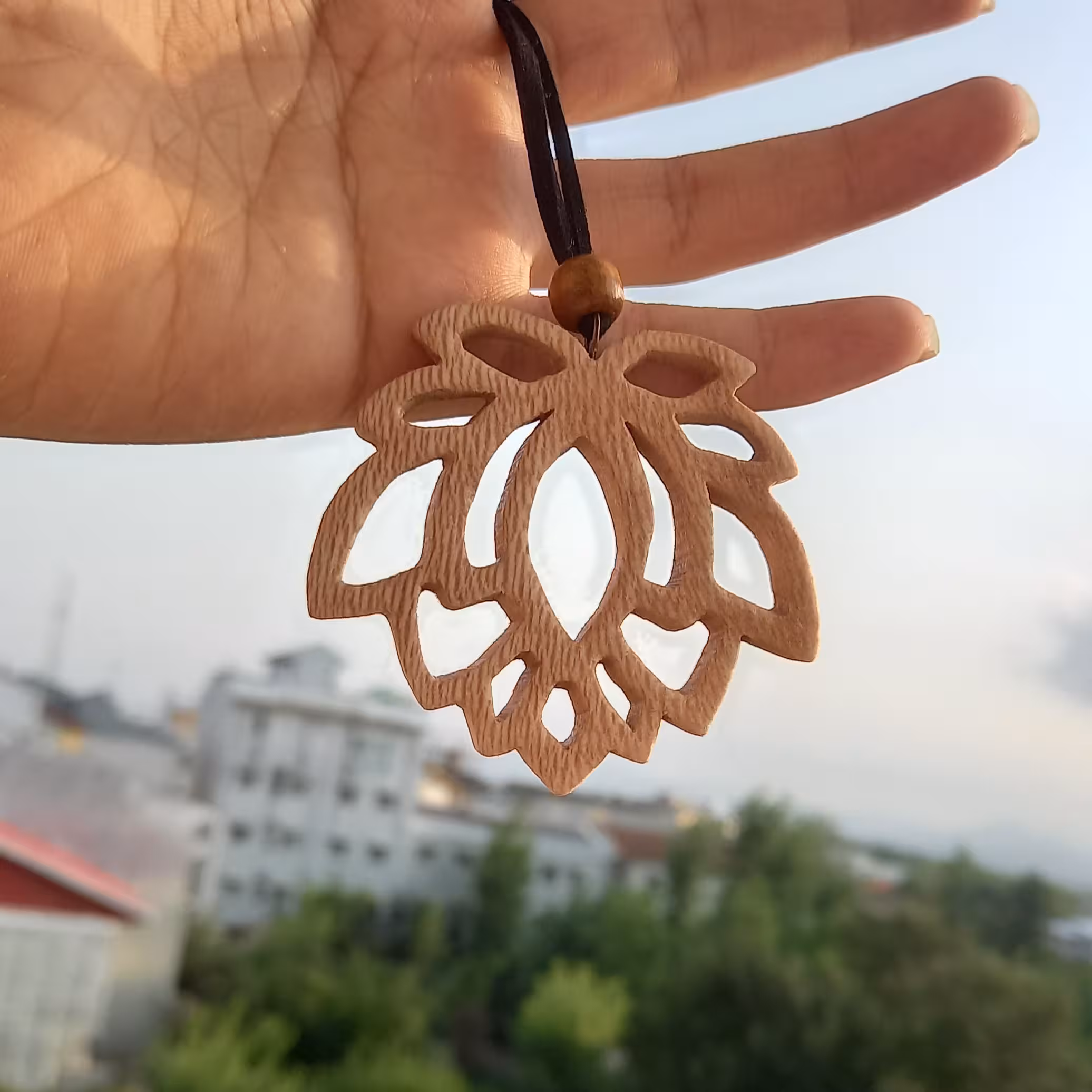 گردنبند چوبی طرح نیلوفر ساخته شده از چوب پَرمَگَسی