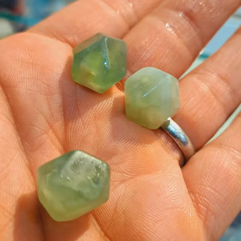 آویز یشم طبیعی اویز سنگ یشم معدنی راف یشم مهره سنگی گوی سنگی یشم راف سنگ پولساز سنگ تقویت قلب سنگ پاکسازی بدن