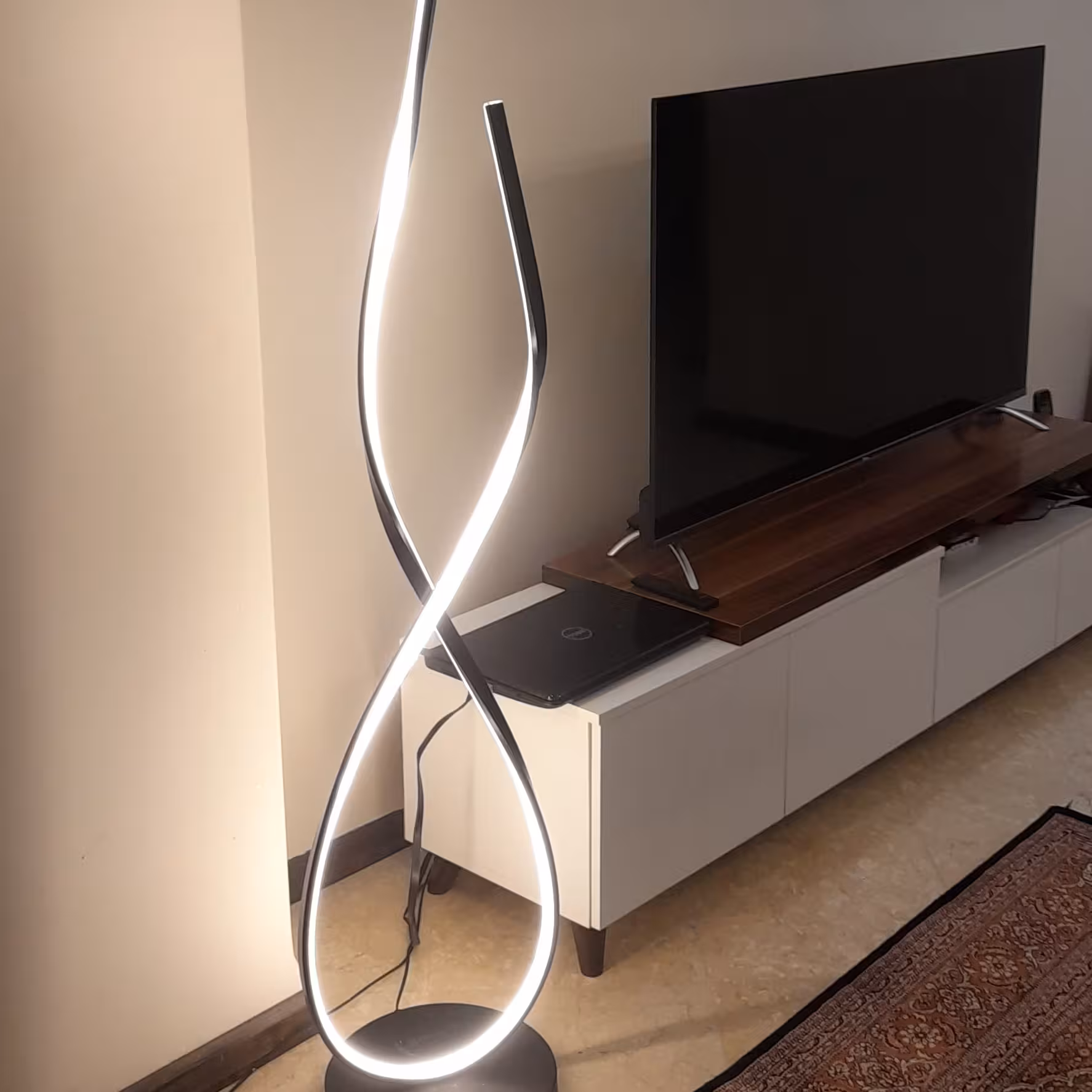 آباژور ایستاده مدرن طرح برگ رنگ بدنه مشکی مات نور آفتابی