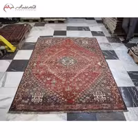 قالیچه دستبافت شیراز کد 40089، با زمینه لاکی و حاشیه‌های قهوه‌ای، طرح لچک و ترنج