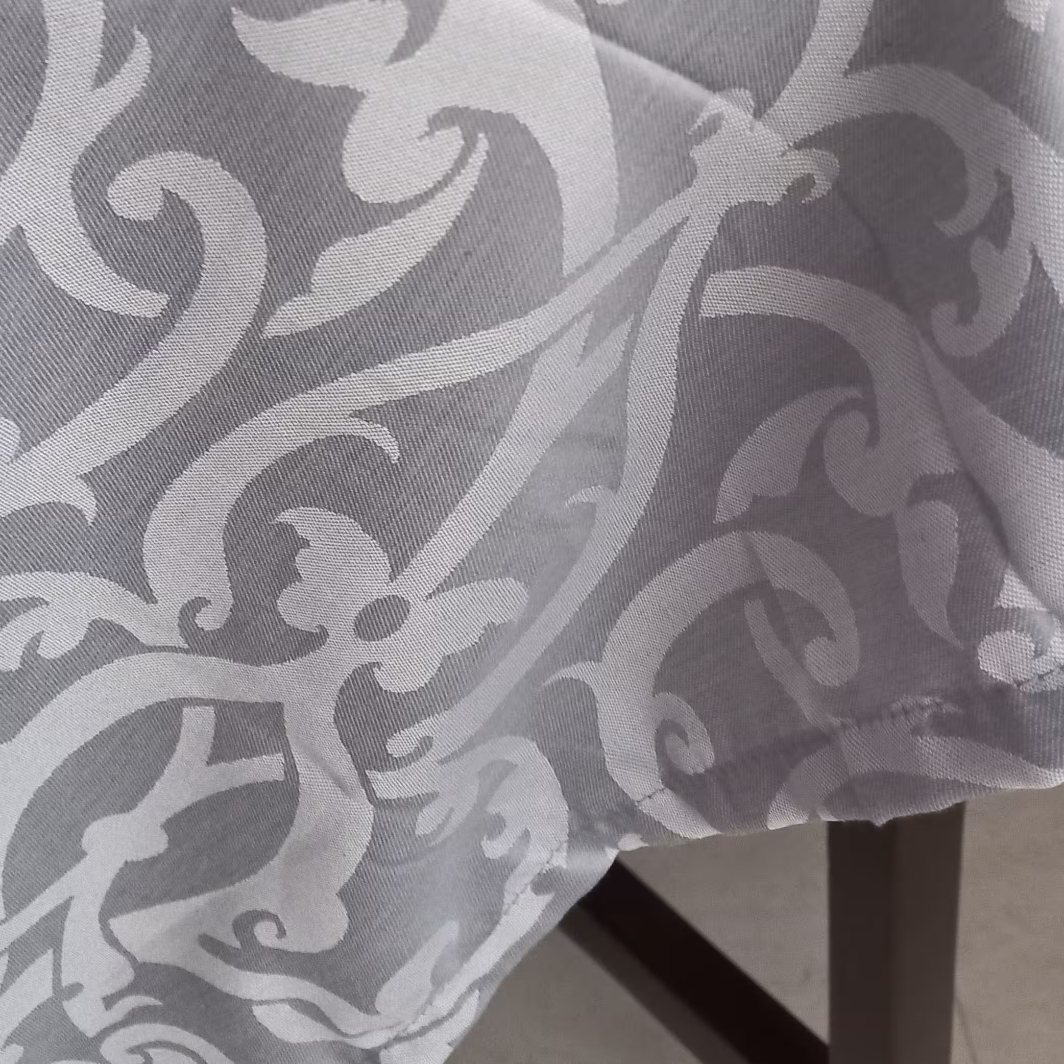 رومیزی چهارنفره 145در140سانتیمتر پارچه ژاکارد،رنگ طوسی بروجرد