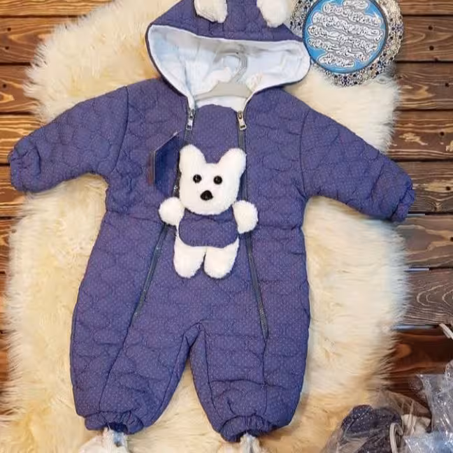 سرهمی نوزادی زیبا. گرم و مناسب فصل