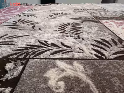 فرش ماشینی زمرد مشهد طرح P014 زمینه قهوه ای