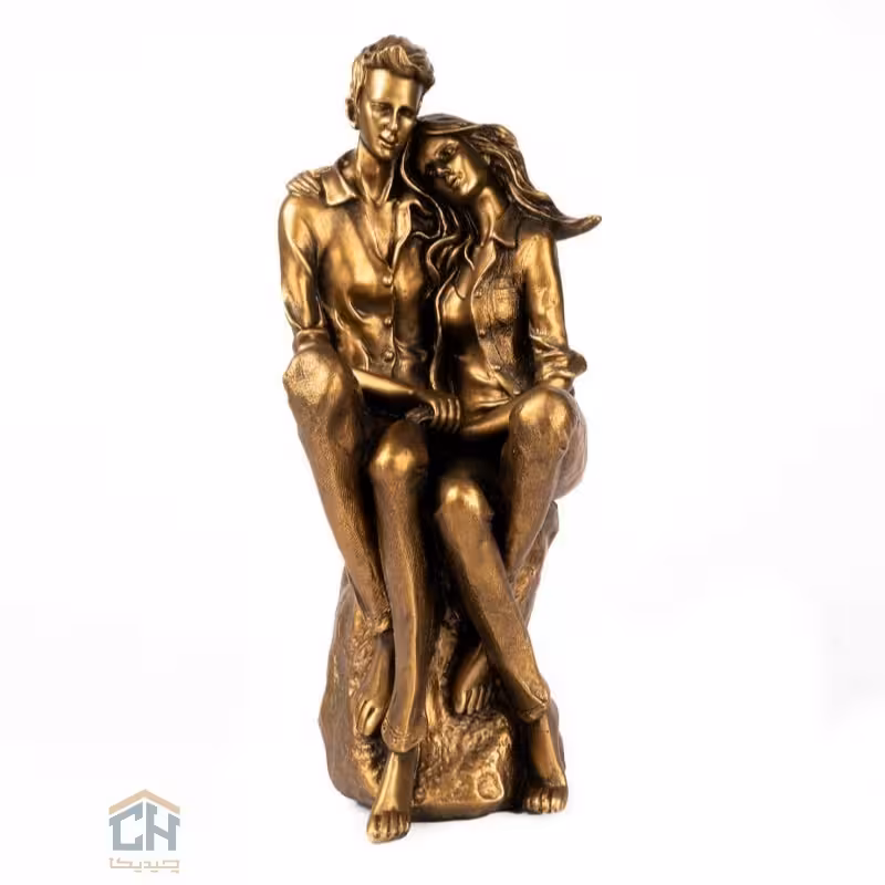مجسمه زن و مرد نشسته روی سنگ طرح برنز گلدکیش مدل 1-4549