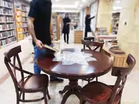 میز ناهارخوری گرد دو نفره رایکا با دو صندلي لهستاني HEDI-34D