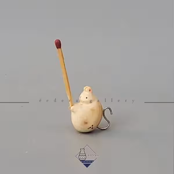 مجسمه موش کبریت به دست
