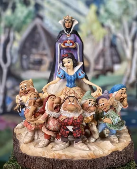 مجسمه دیزنی سفید برفی و هفت کوتوله ، Snow White Carved by Heart
