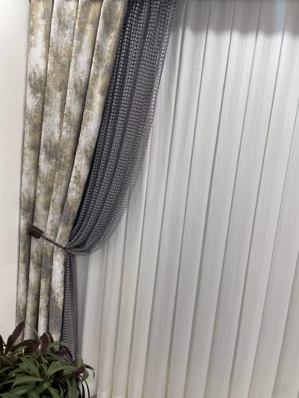 دکورپرده  والان پرده  طرح پتینه سیم دوزی مخمل جنس ترک