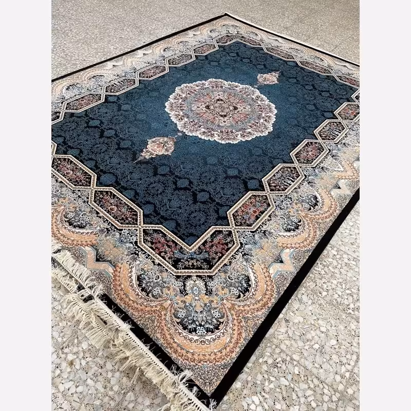 فرش ماشینی کاشان 700شانه طرح هالیدی سرمه ای12متری(باارسال رایگان)