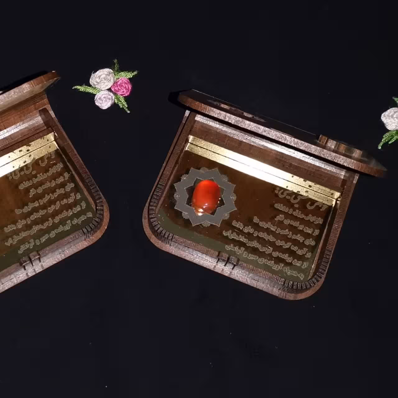 نگین کوچک عقیق یمنی سرخ و کبود همراه با جعبه فنری چوبی ویژه عید غدیر