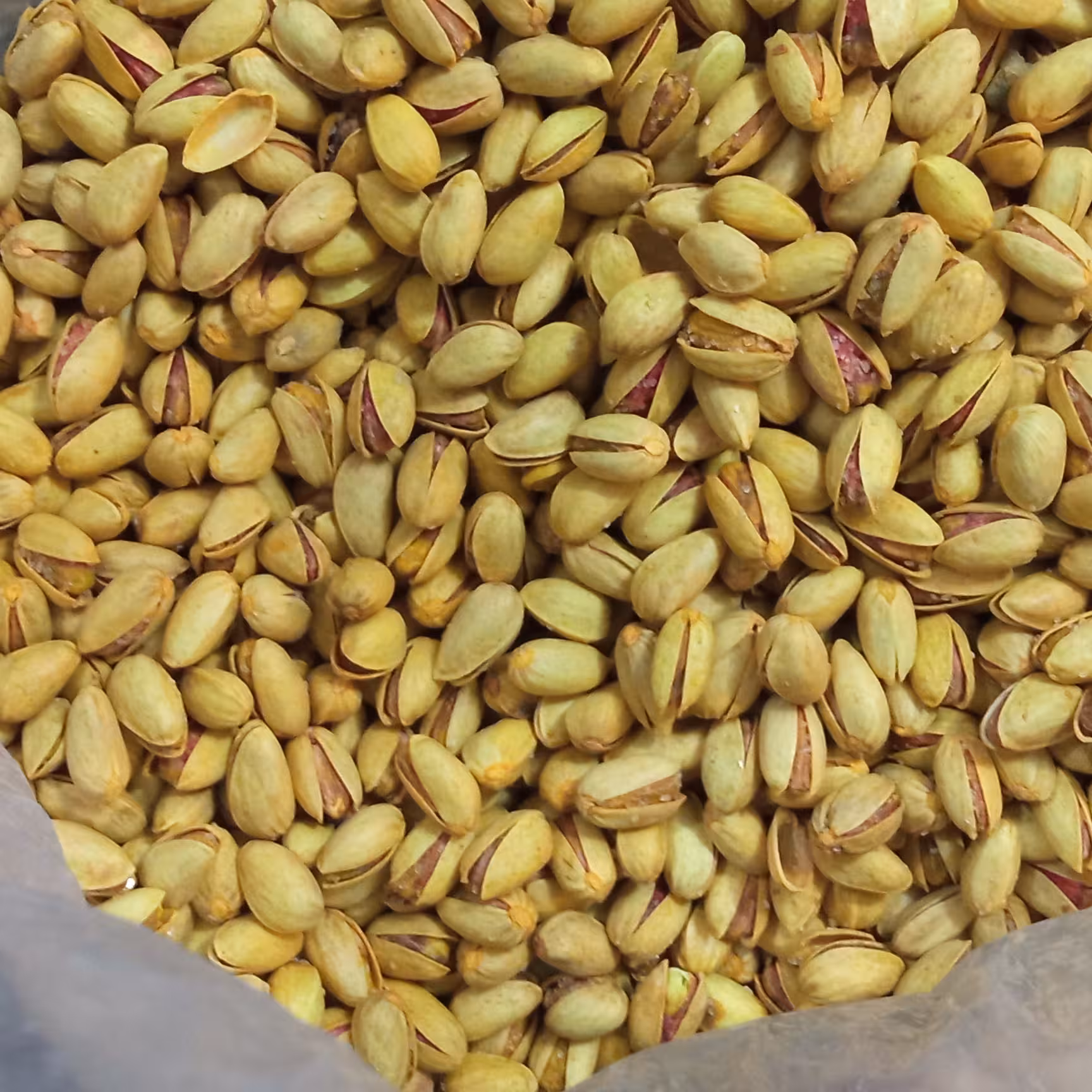 پسته شور زعفرانی 