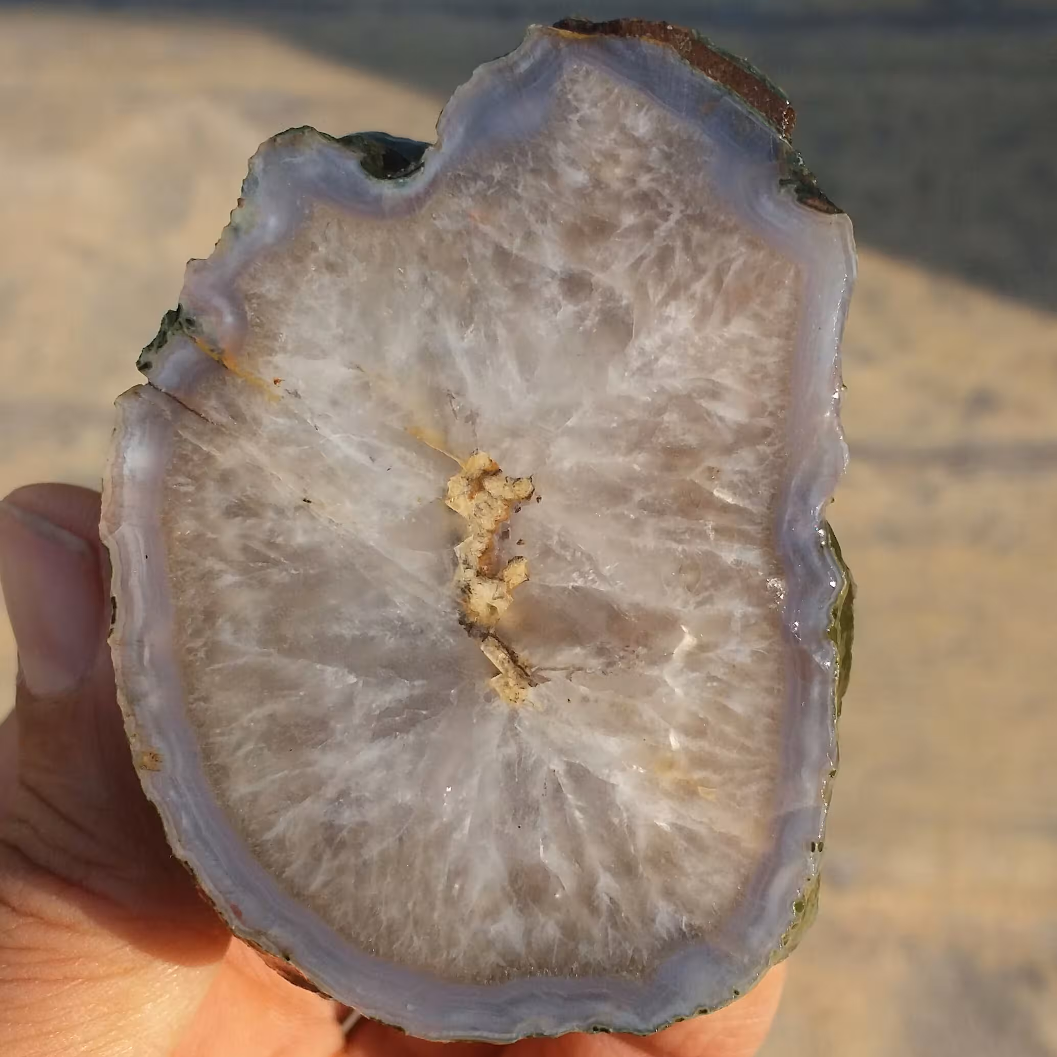 اسلایس سنگ راف درشت عقیق ژئودی حاشیه رنگی بسیار دیدنی شاهکار خلقت کاملا طبیعی
با قابلیت ساخت چند نگین محشر
کد 8875