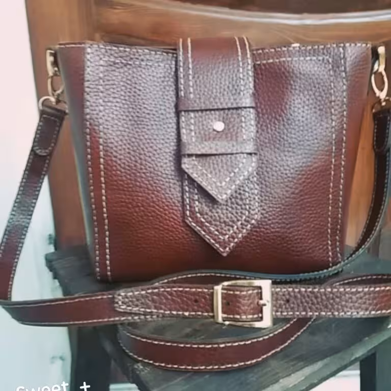 کیف دوشی چرم طبیعی دست دوز با یراق آلات  جنس عالی