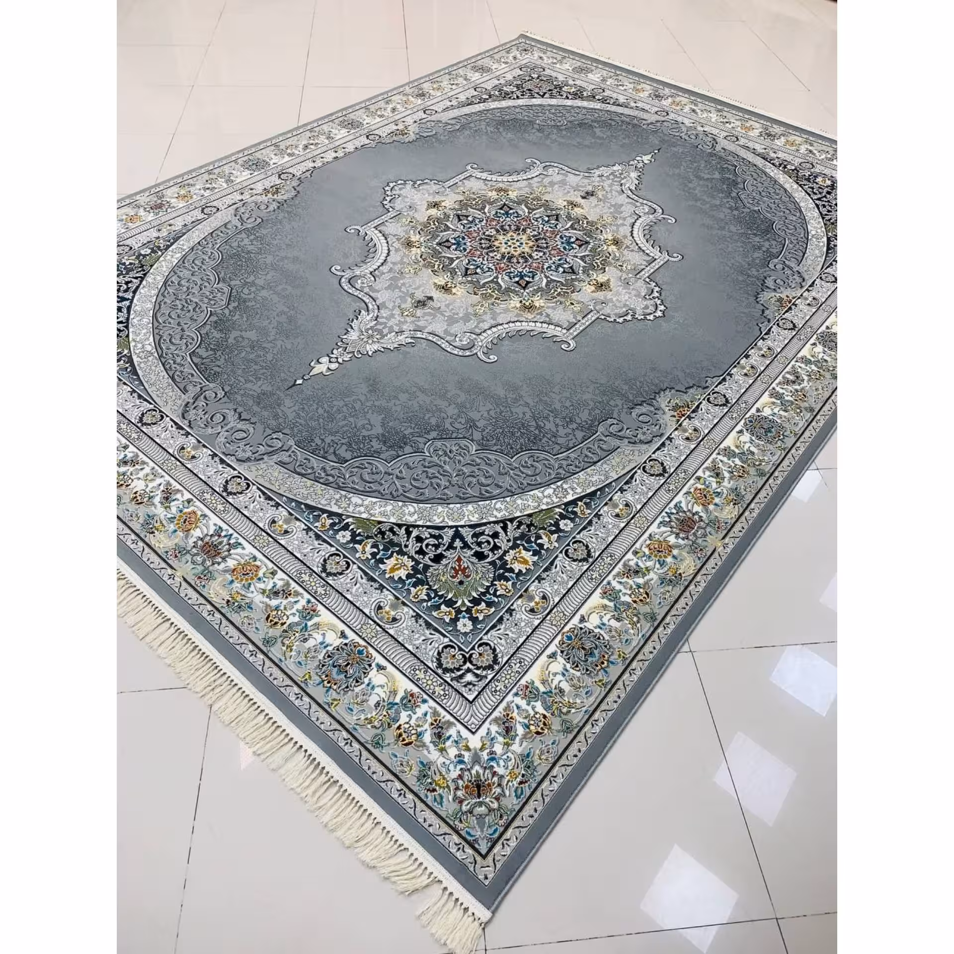 فرش ماشینی 700 شانه اصل10رنگ تراکم 2550 طرح فاخر زمینه طوسی 12 متری جنس اکرولیک