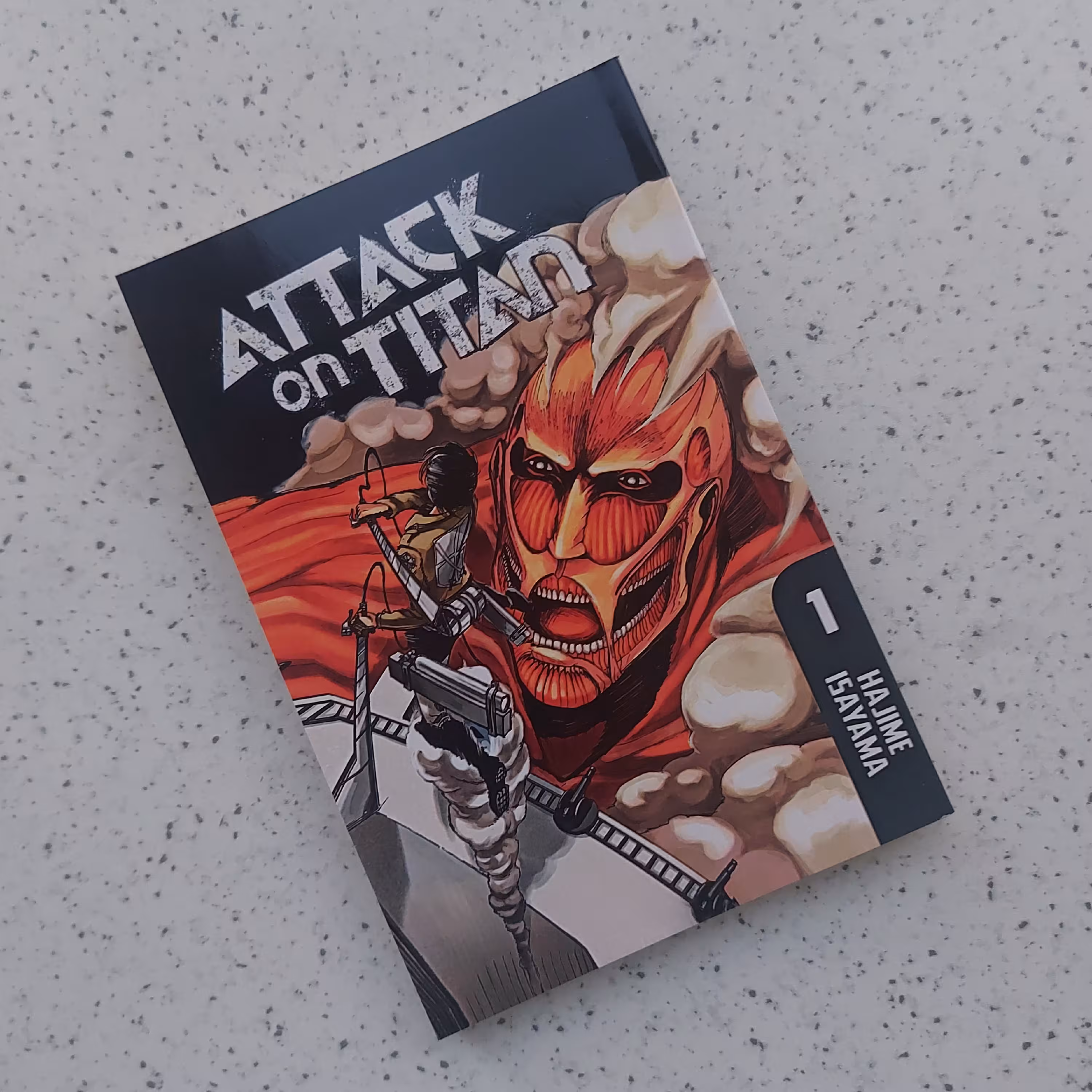 مانگا attack on titan جلد اول نوشته ی hajime isayama به زبان انگلیسی