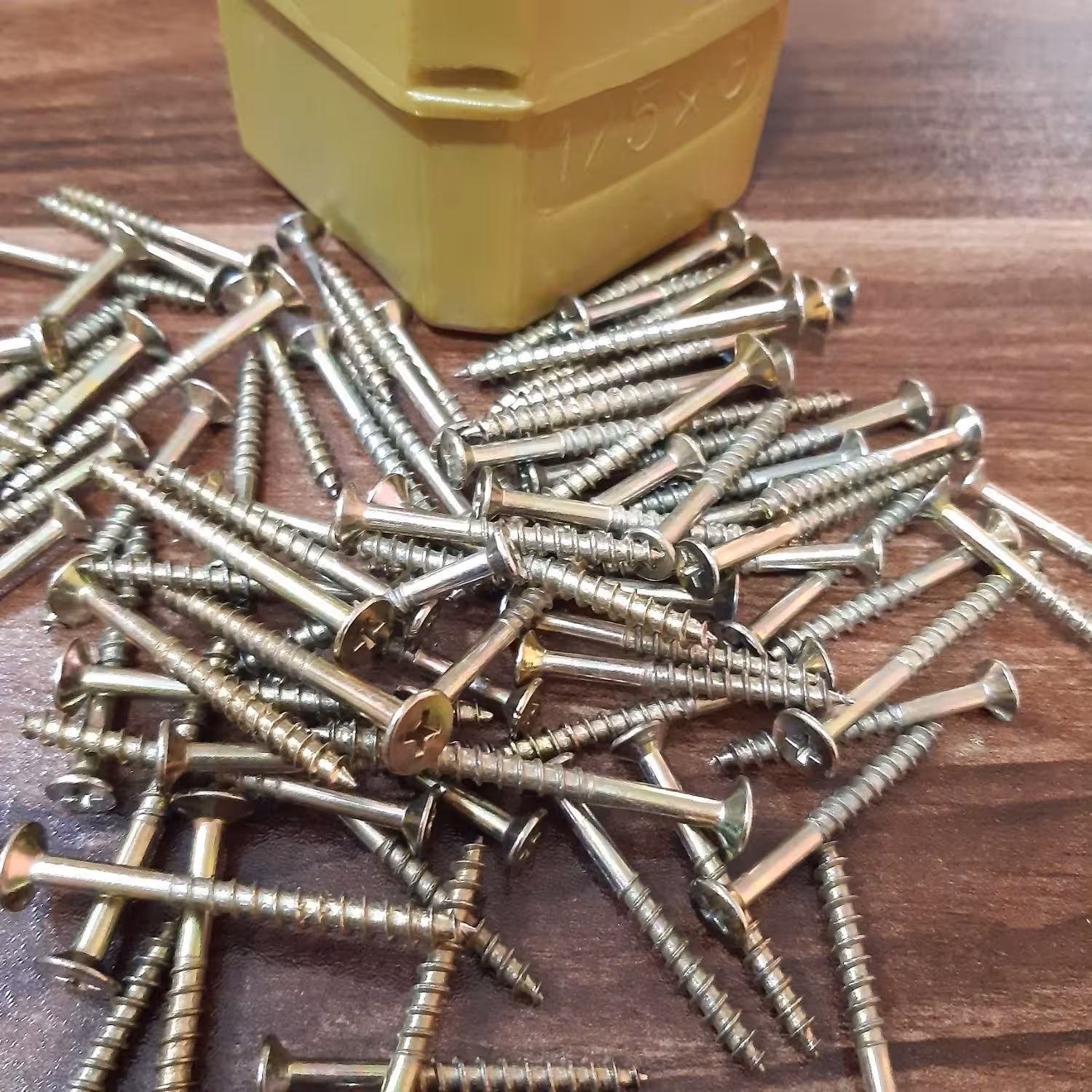 پیچ چوب ( پیچ رولپلاکی ) سایز 4 سانتی متری بسته 144 عددی