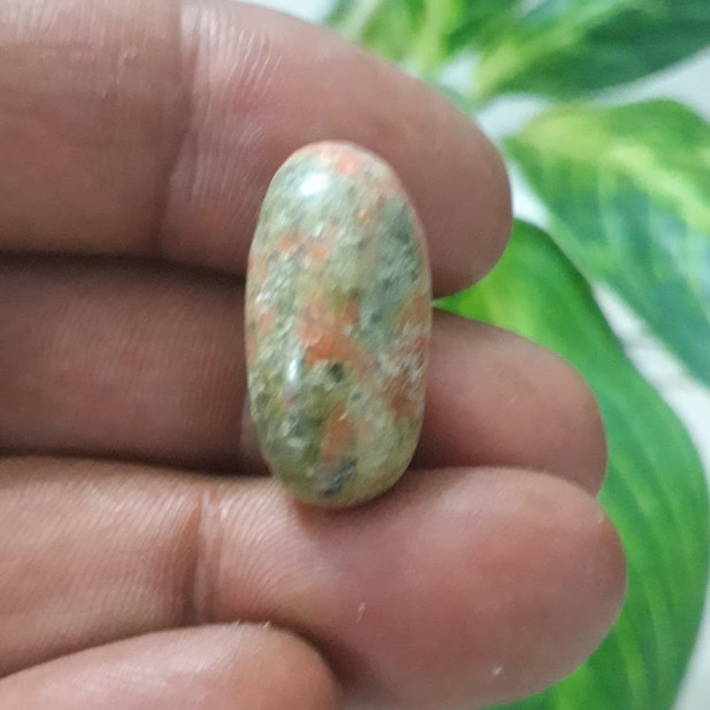 نگین سنگ اوناکیت هندی وزن 5گرم طول 22میلیمتر عرض 10میلیمتر ارتفاع 8میلیمتر رنگ قرمز سبز