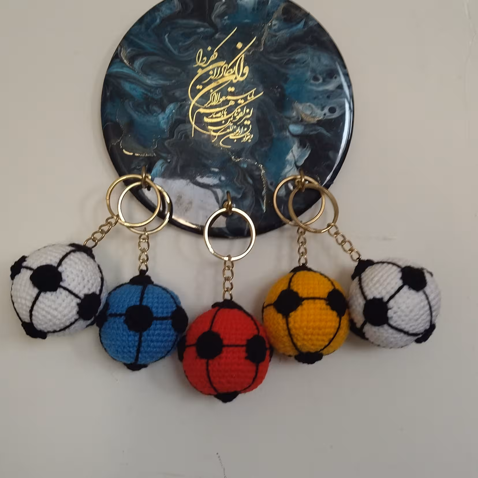 جاکلیدی توپ بافته شده با کاموا،در رنگ های متنوع