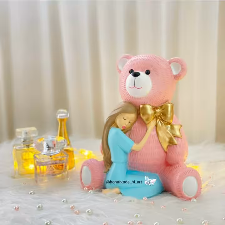 مجسمه دختر و خرس مهربان