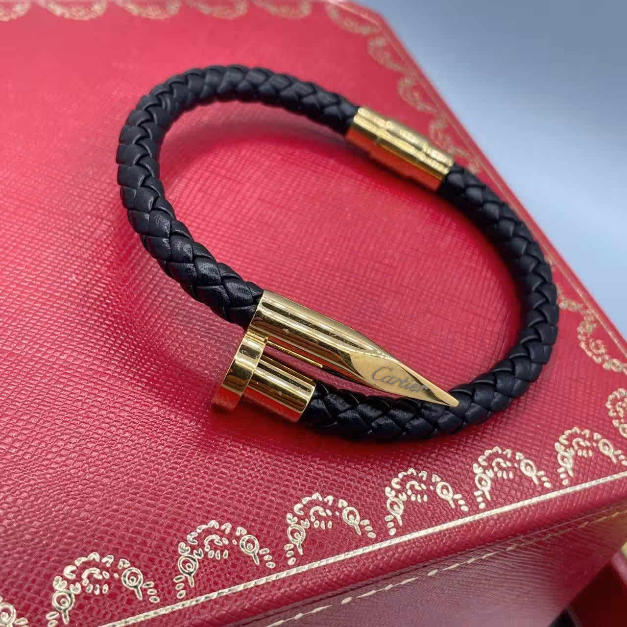 دستبند چرمی میخ کارتیه Cartier