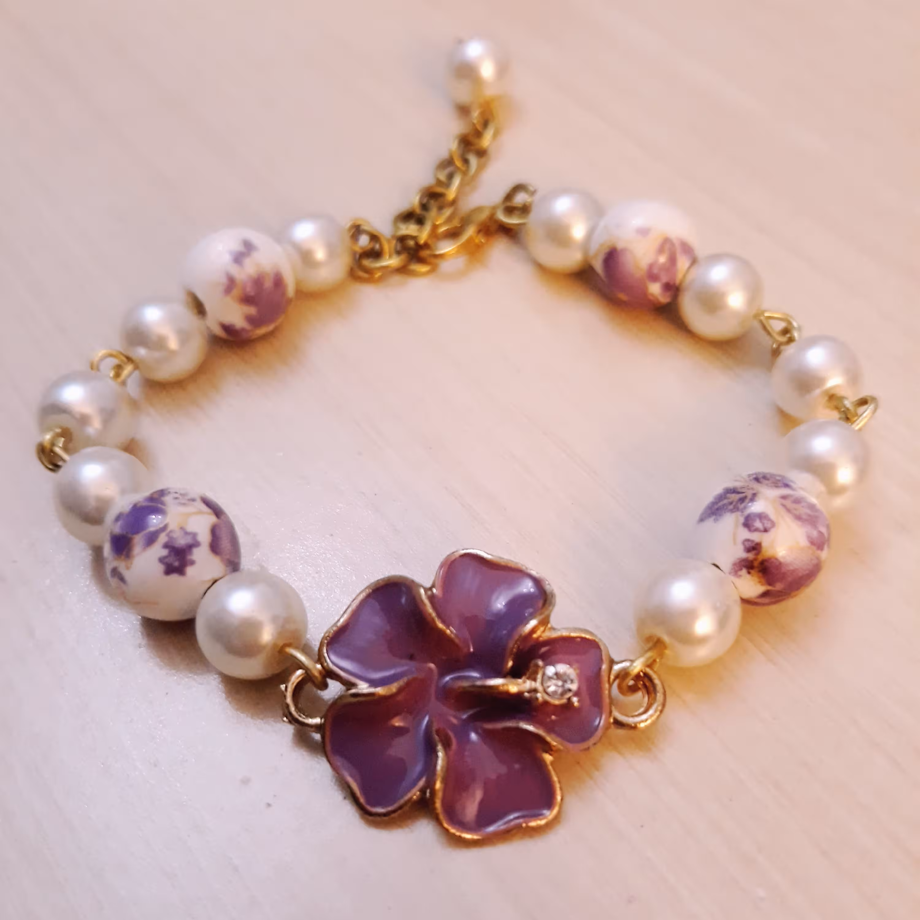 دستبند مرواریدی و سرامیکی گل بنفش