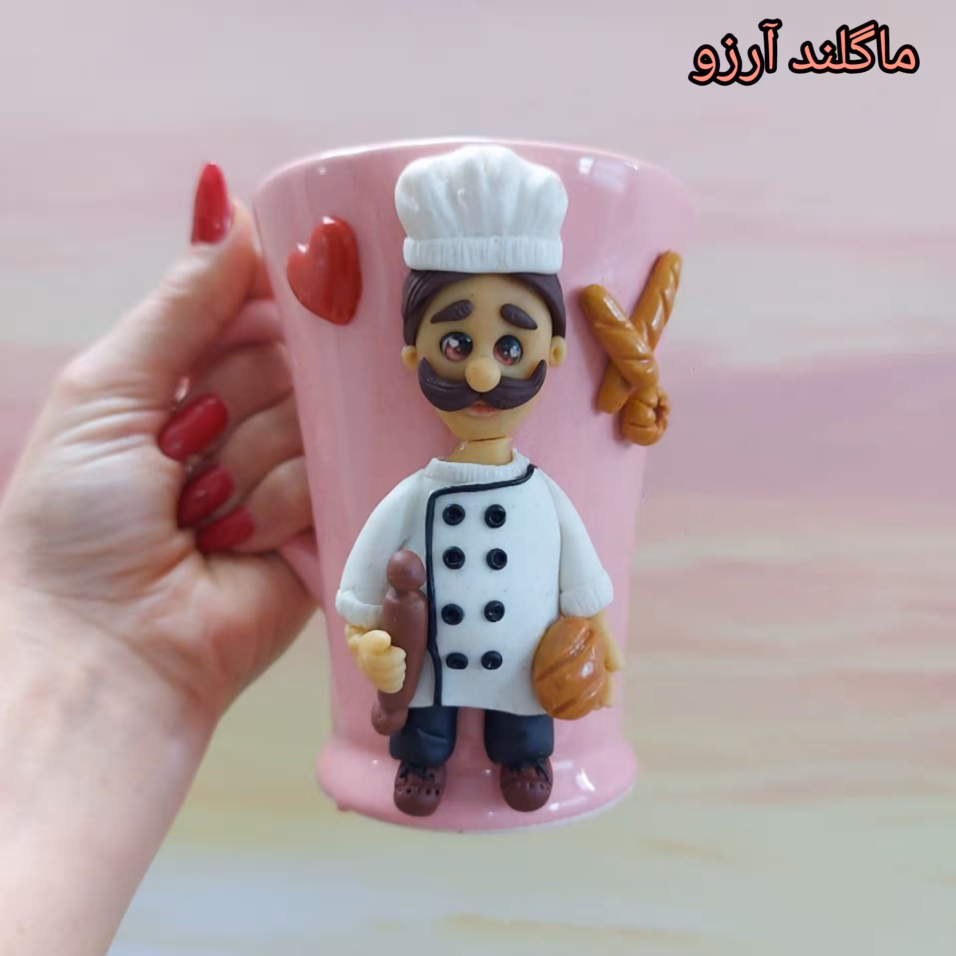 ماگ عروسکی دستساز  نانوا 
ساخته شده از خمیر هوا خشک و خمیر منعطف و جنس ماگها سرامیکی هستند و قابل شستشو 