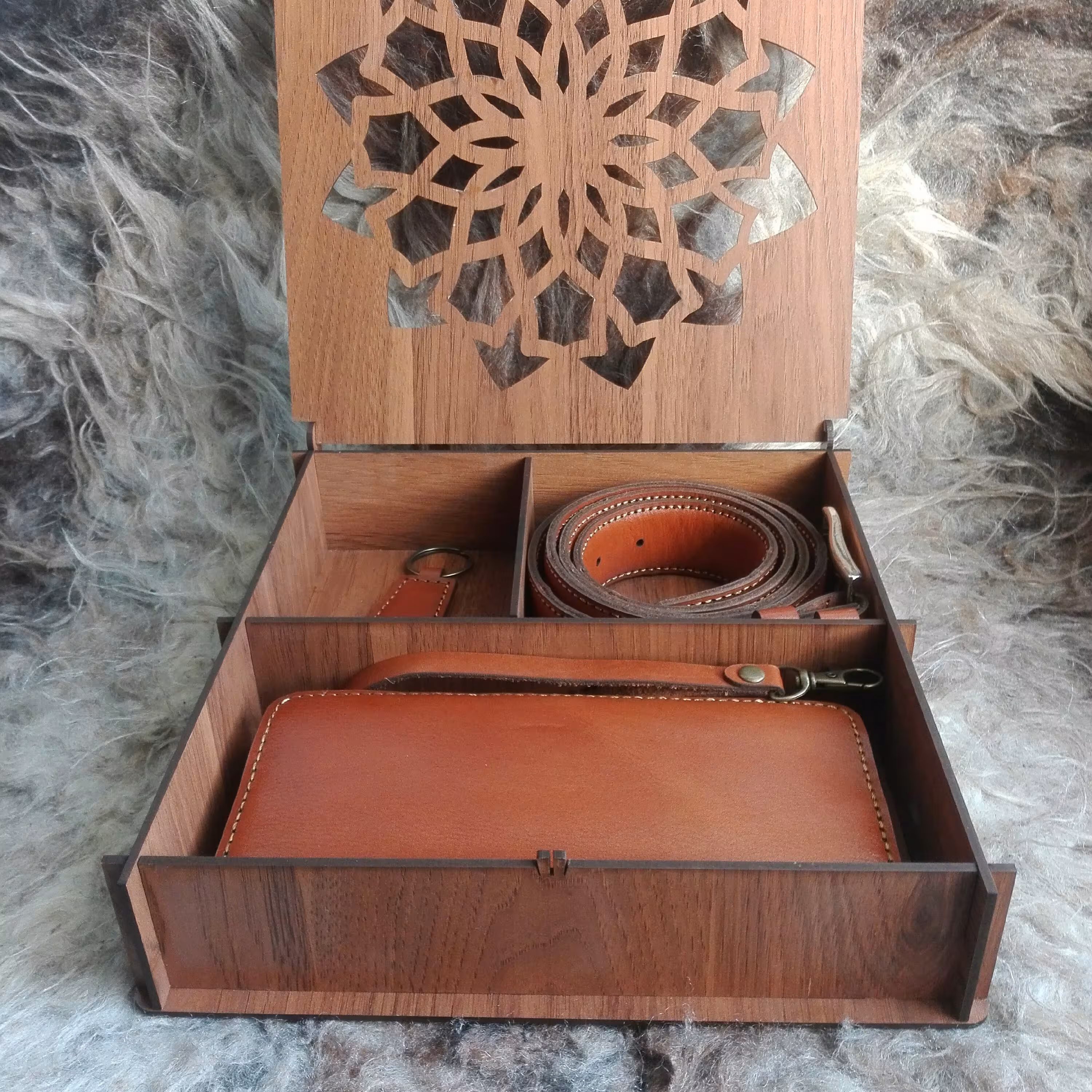  ست کیف و کمربند وسرکلیدی چرم دستدوز به همراه جعبه چوبی ست کیف و کمربند با جعبه ست چرم دستدوز کیف دستدوز کمربند دستدوز 