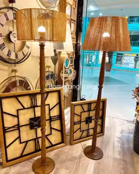 آباژور ایستاده کنار سالنی چوبی روسی با نخ رافیا