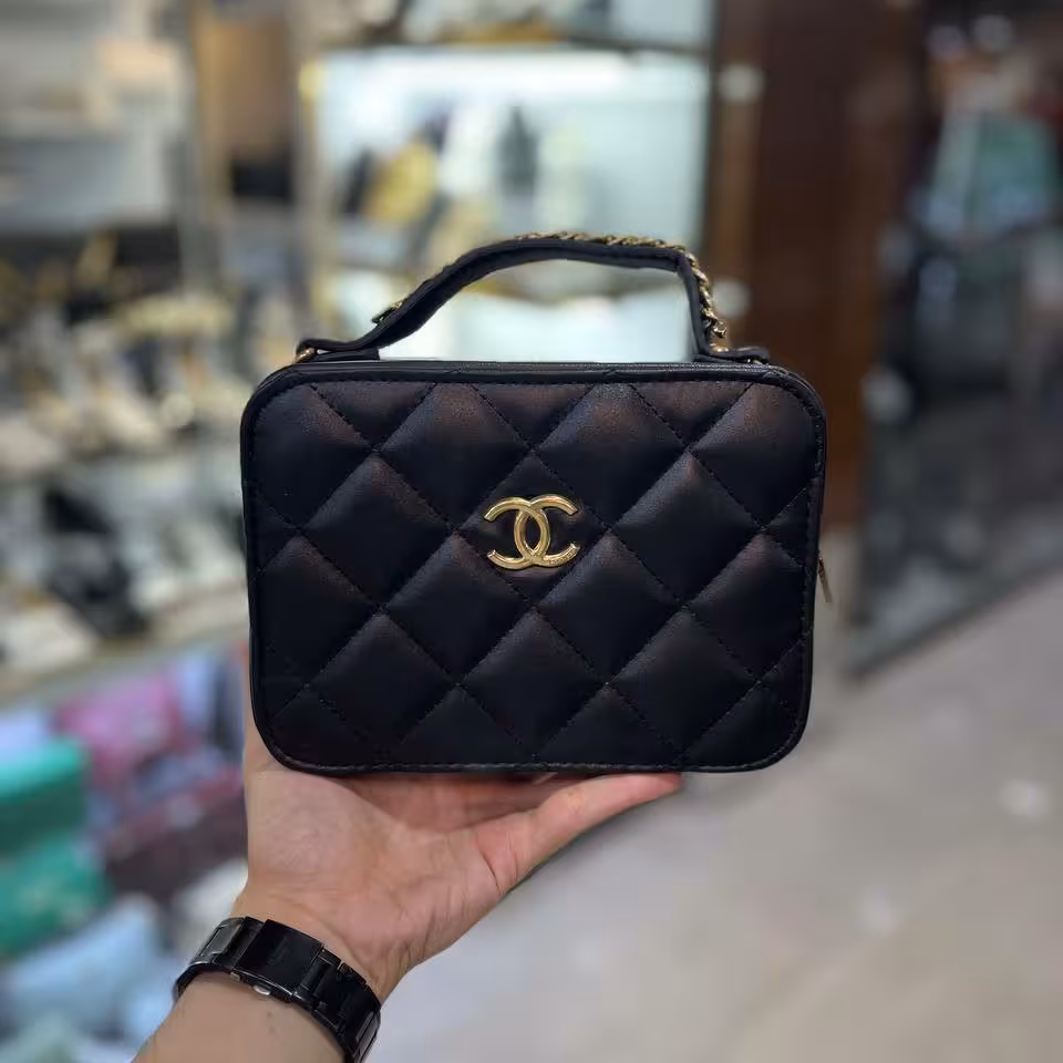 کیف شنل مشکی زنانه دخترانه کیف دوشی دستی زنجیری زنجیردار زنجیر دار مجلسی شیک جادار جا دار پاسپورتی صندوقی چرم طرحدار