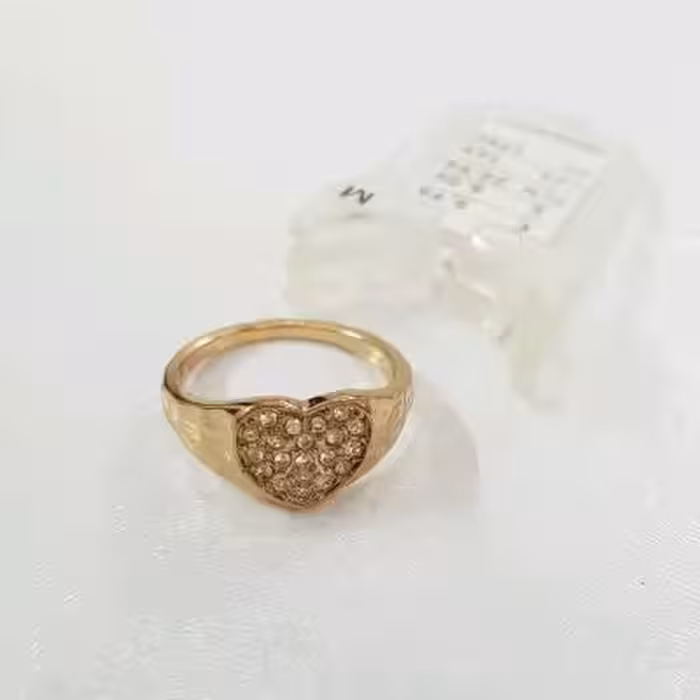 انگشتر طلایی قلبی تمام نگین ، کار فوق العاده زیبا و درخشان