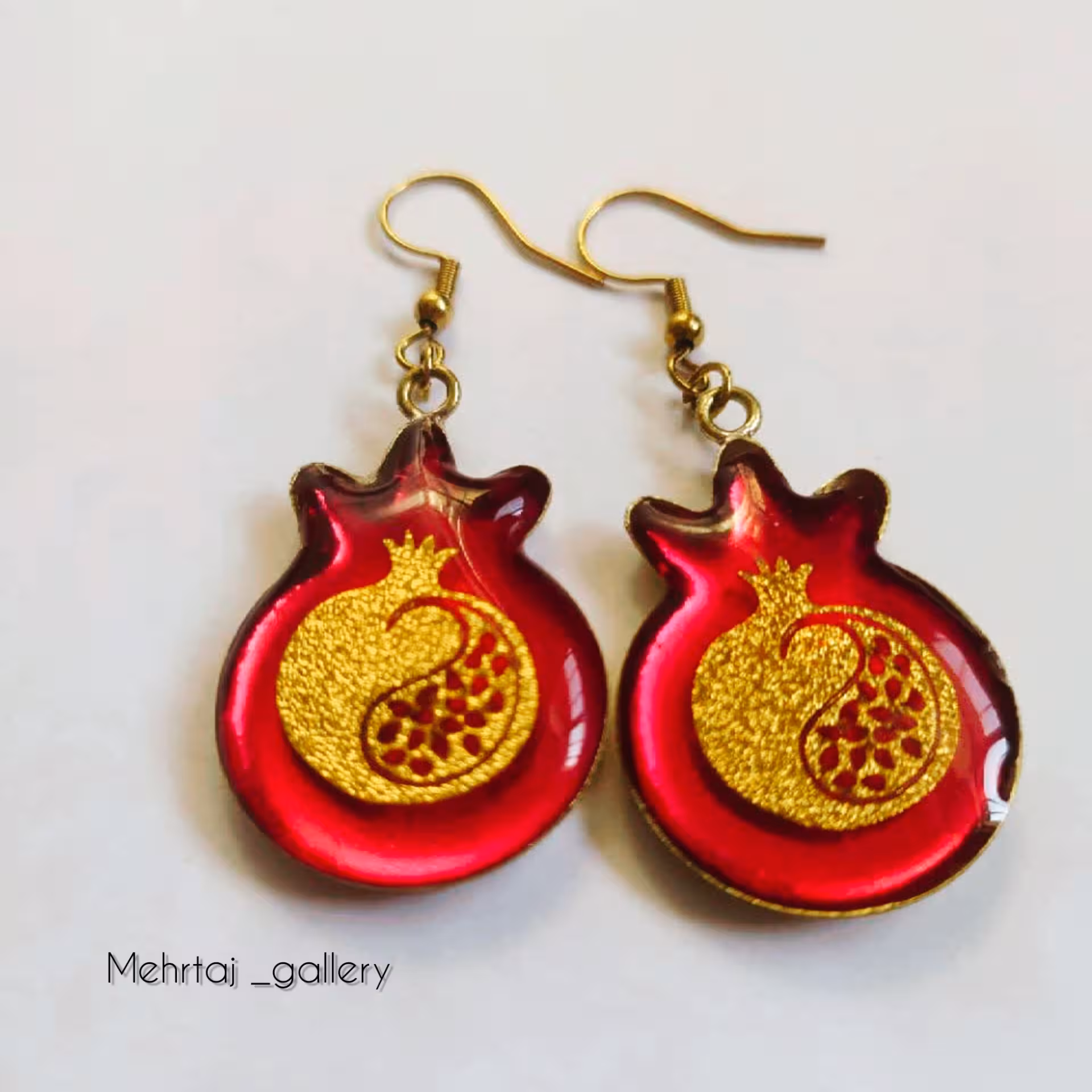 گوشواره رزینی طرح انار  با قاب و اتصالات  طلایی