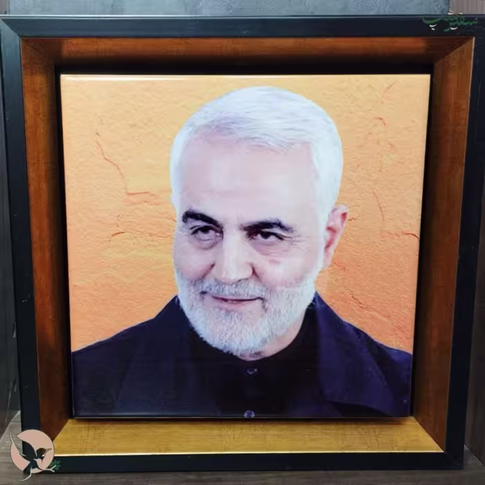 تابلو چوبی با عکس سردار سلیمانی رو کاشی