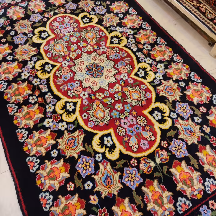 فرش دستبافت دو متری طرح گل کد 176