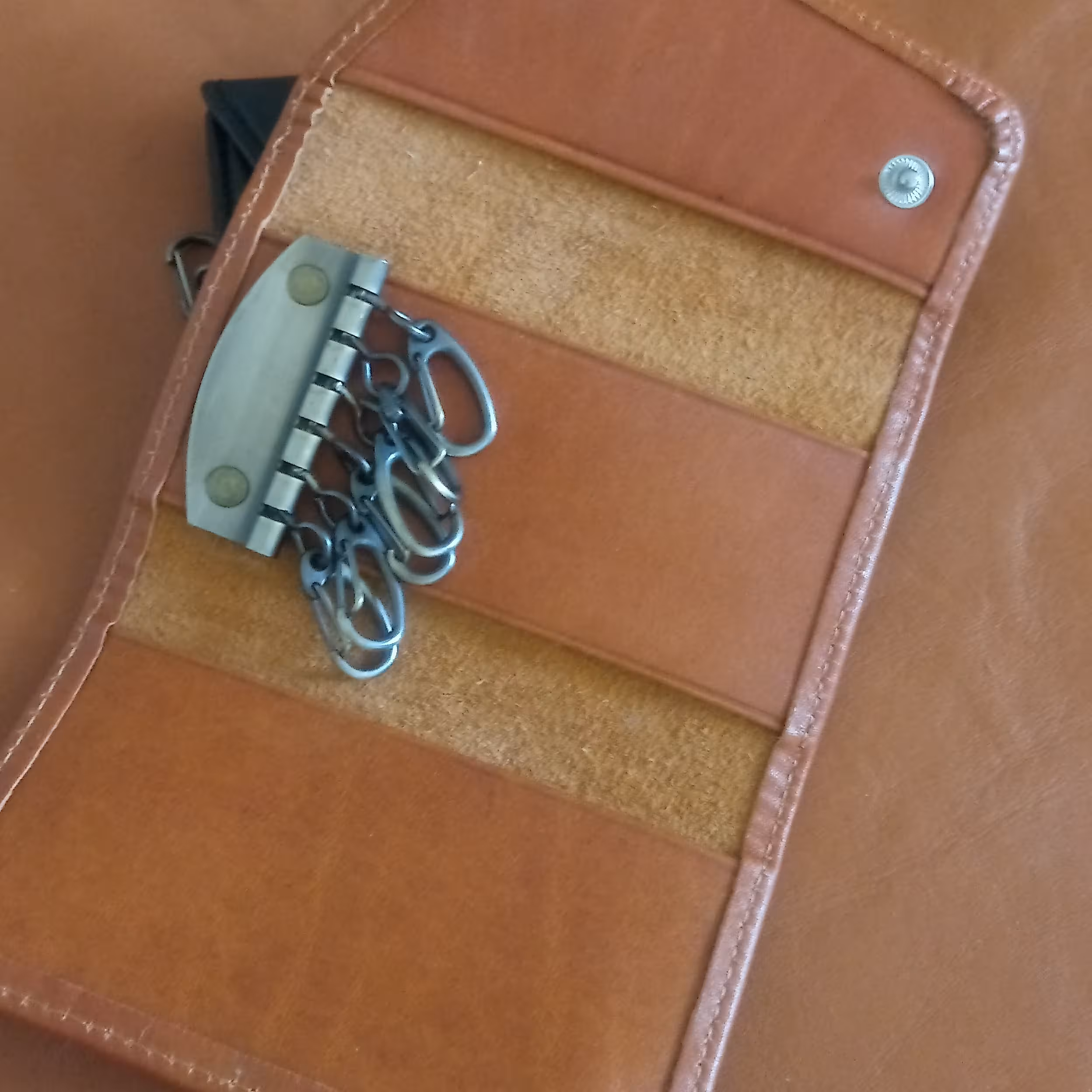 جاکلیدی چرم گاوی در دو رنگ عسلی و مشکی