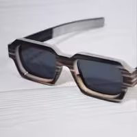 عینک Gucci با فریم قهوه ای طرح‌دار و لنز مشکی