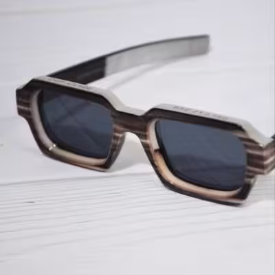 عینک Gucci با فریم قهوه ای طرح‌دار و لنز مشکی