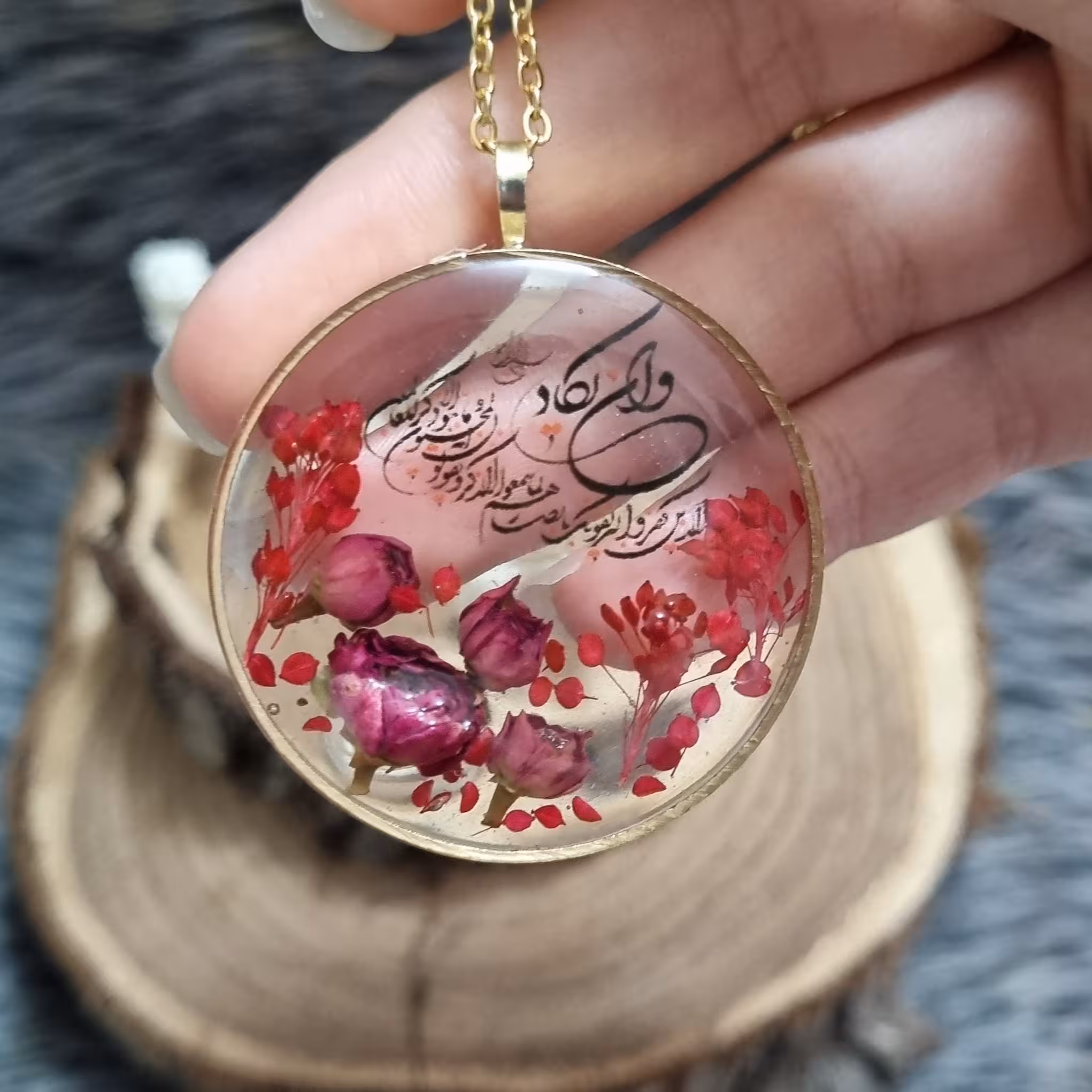 پلاک وان یکاد با گل رز مینیاتوری با زنجیر و فرم رنگ ثابت